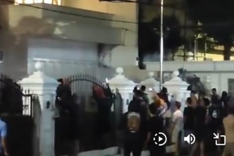 giliran-rumah-uya-kuya-di-pondok-bambu-dijarah-massa-rsa