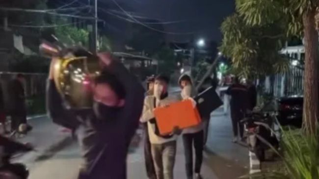 massa-jarah-barang-dari-rumah-tinggal-menteri-keuangan-sri-mulyani-tangkapan-layar-sosial-mediainfojakarta-1756599437298_169